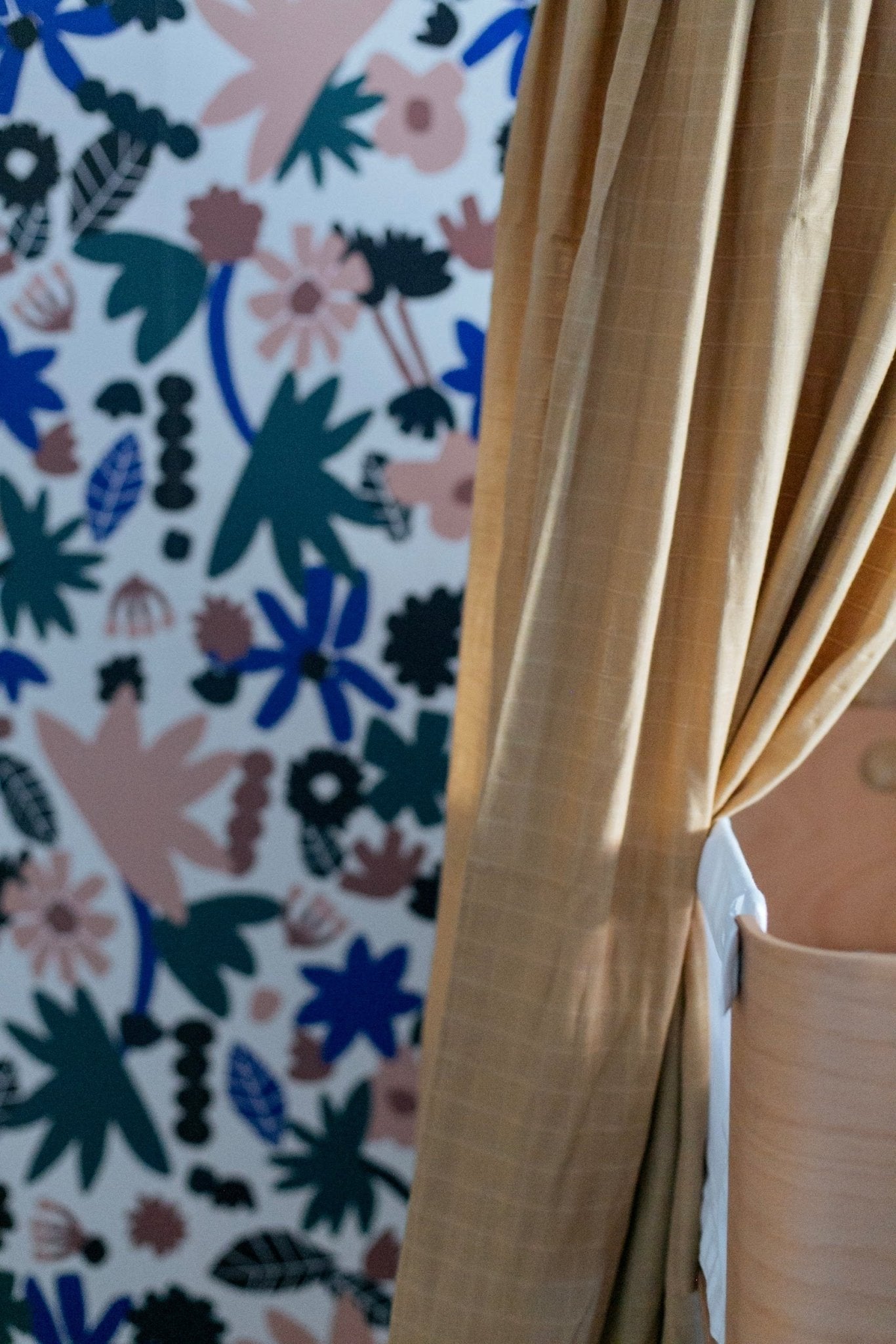 Behang Meet Me at the Wall - Flowerplay Light - Natural Noord