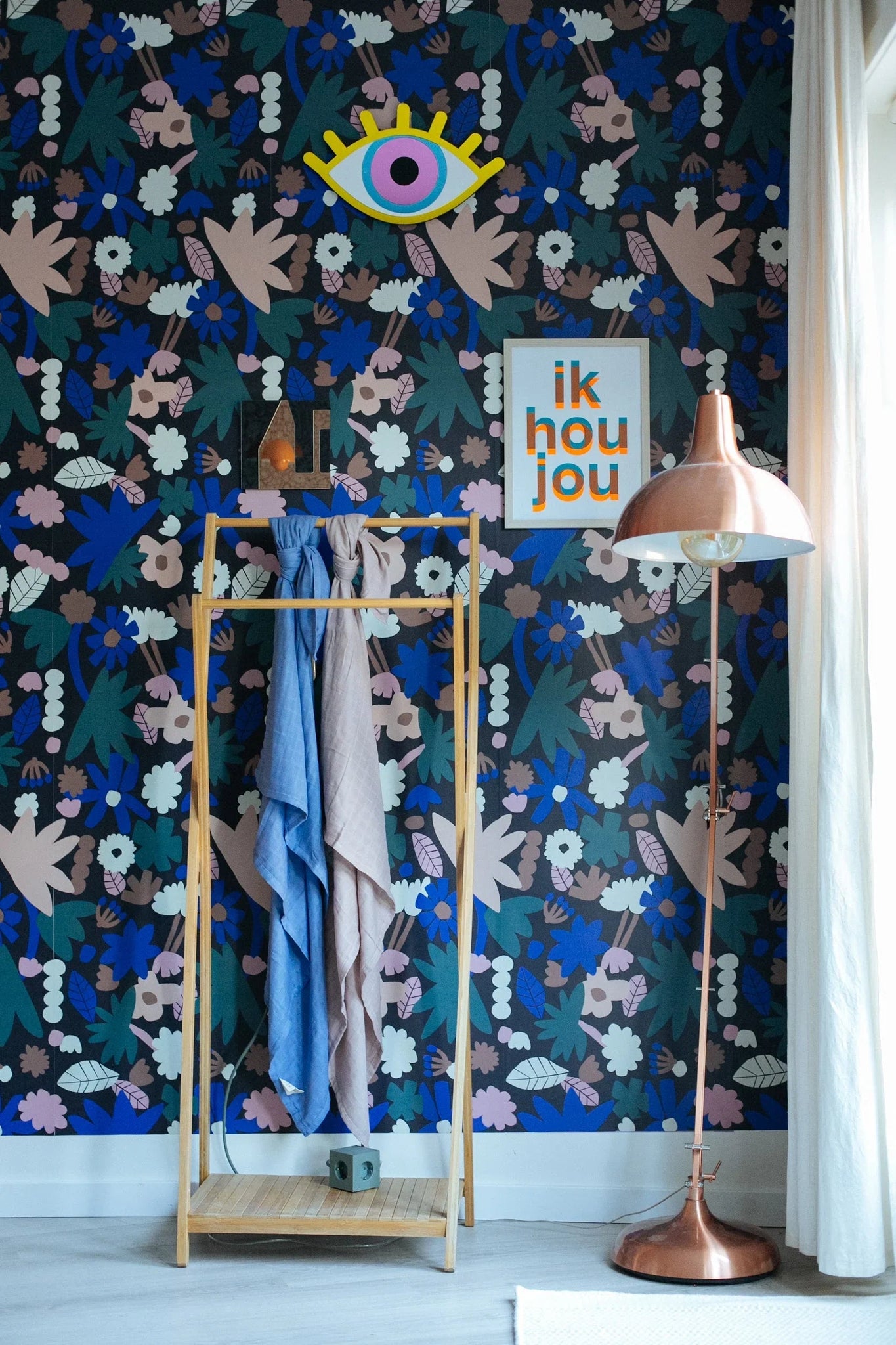 Behangstaal Meet Me at the Wall - Flowerplay Dark - Natural Noord