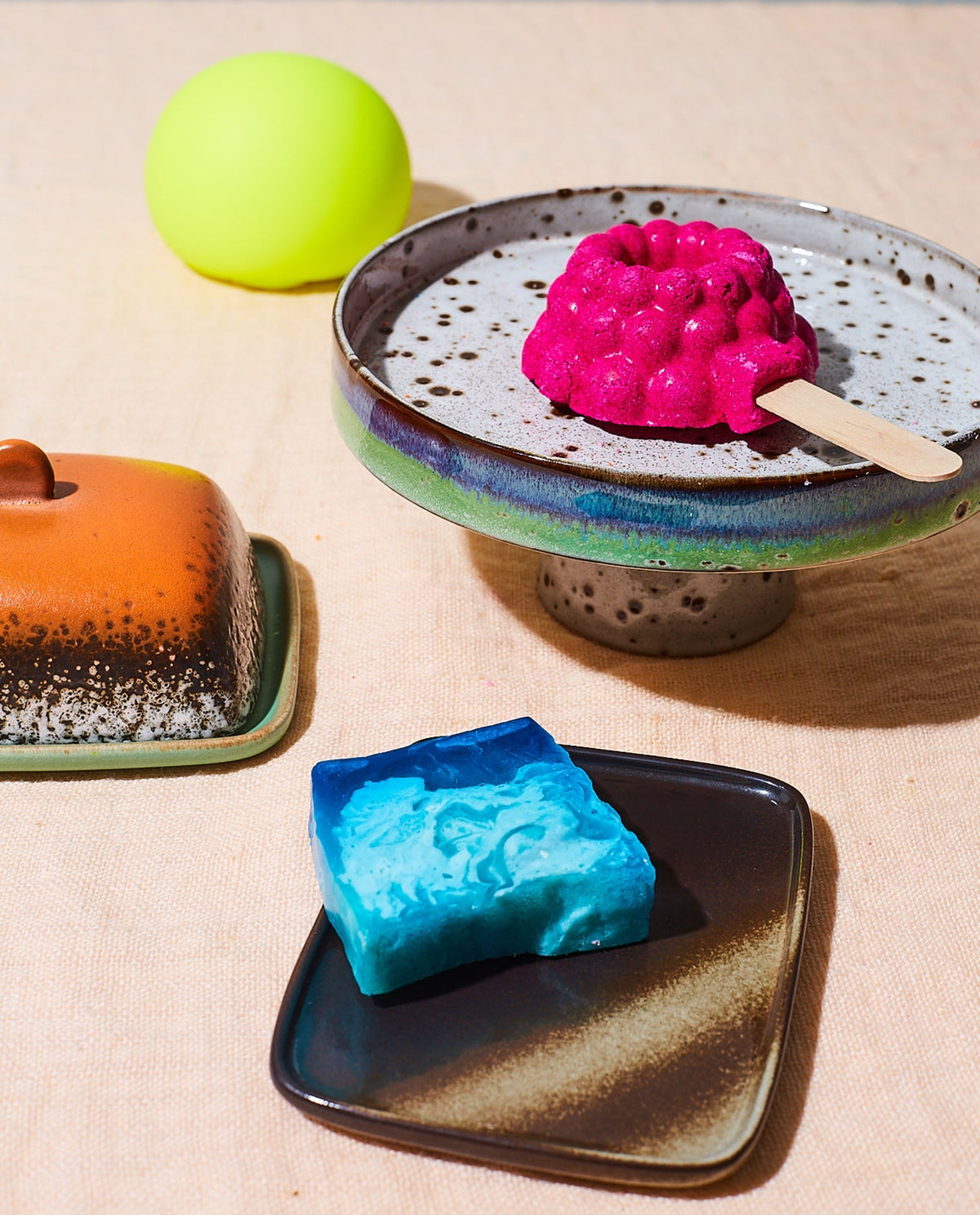 HK Living | 70's servies schaal op voet Comet