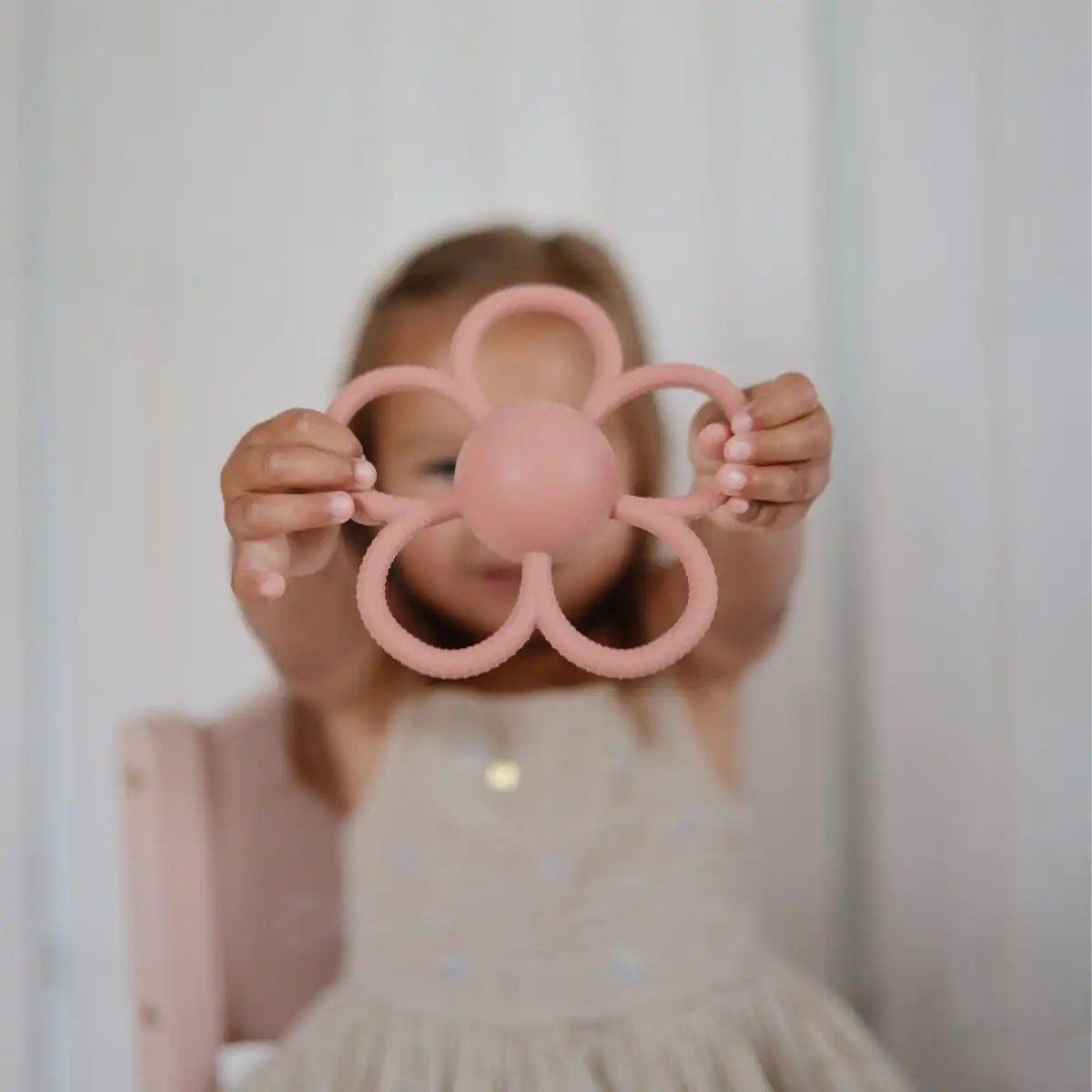 Mushie | Bijtspeeltje met rammelaar Daisy roze