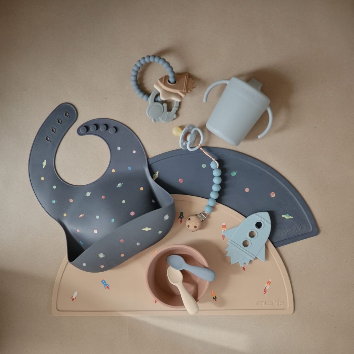 Mushie | Bijtring space blauw