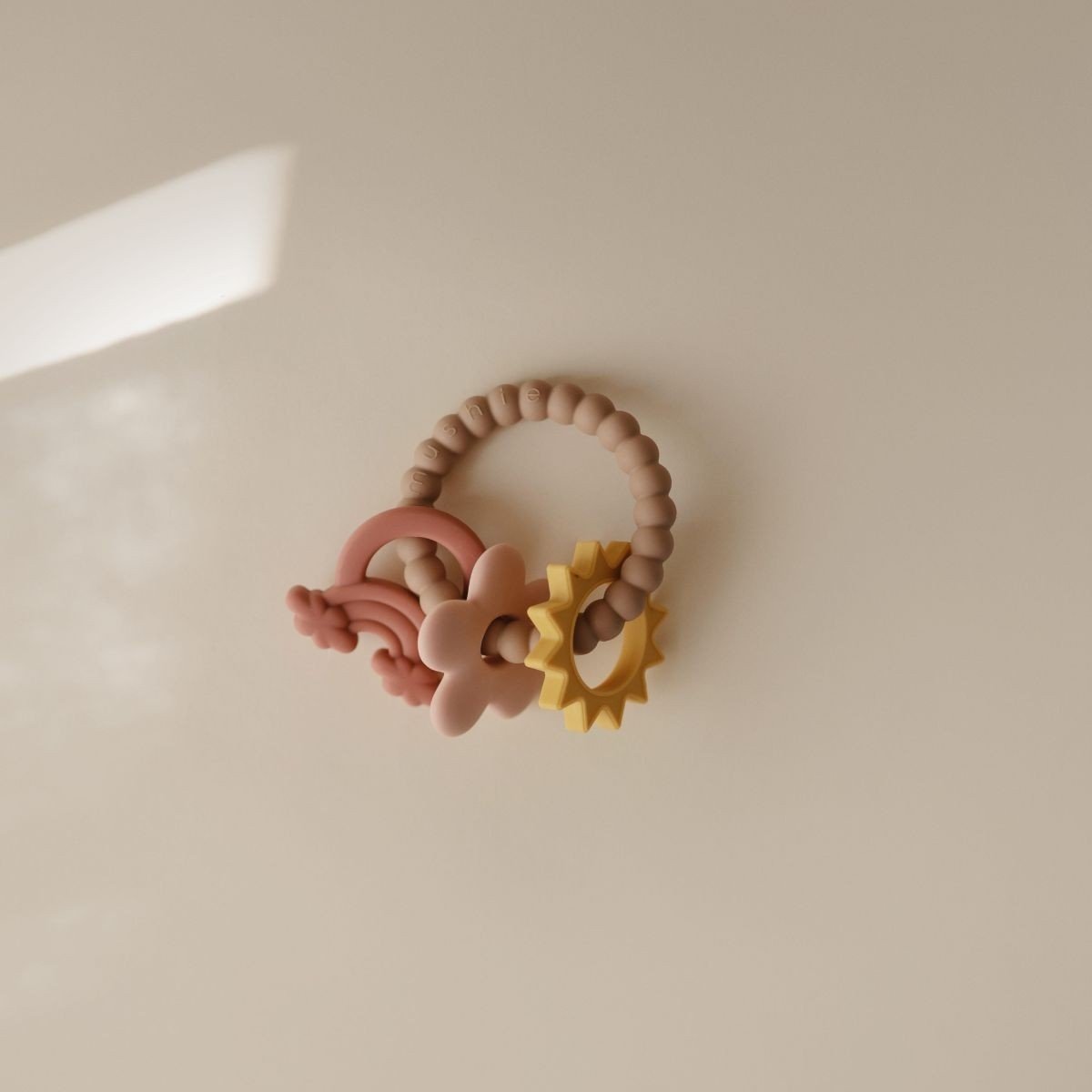 Mushie | Regenbogen-Beißring-Nude