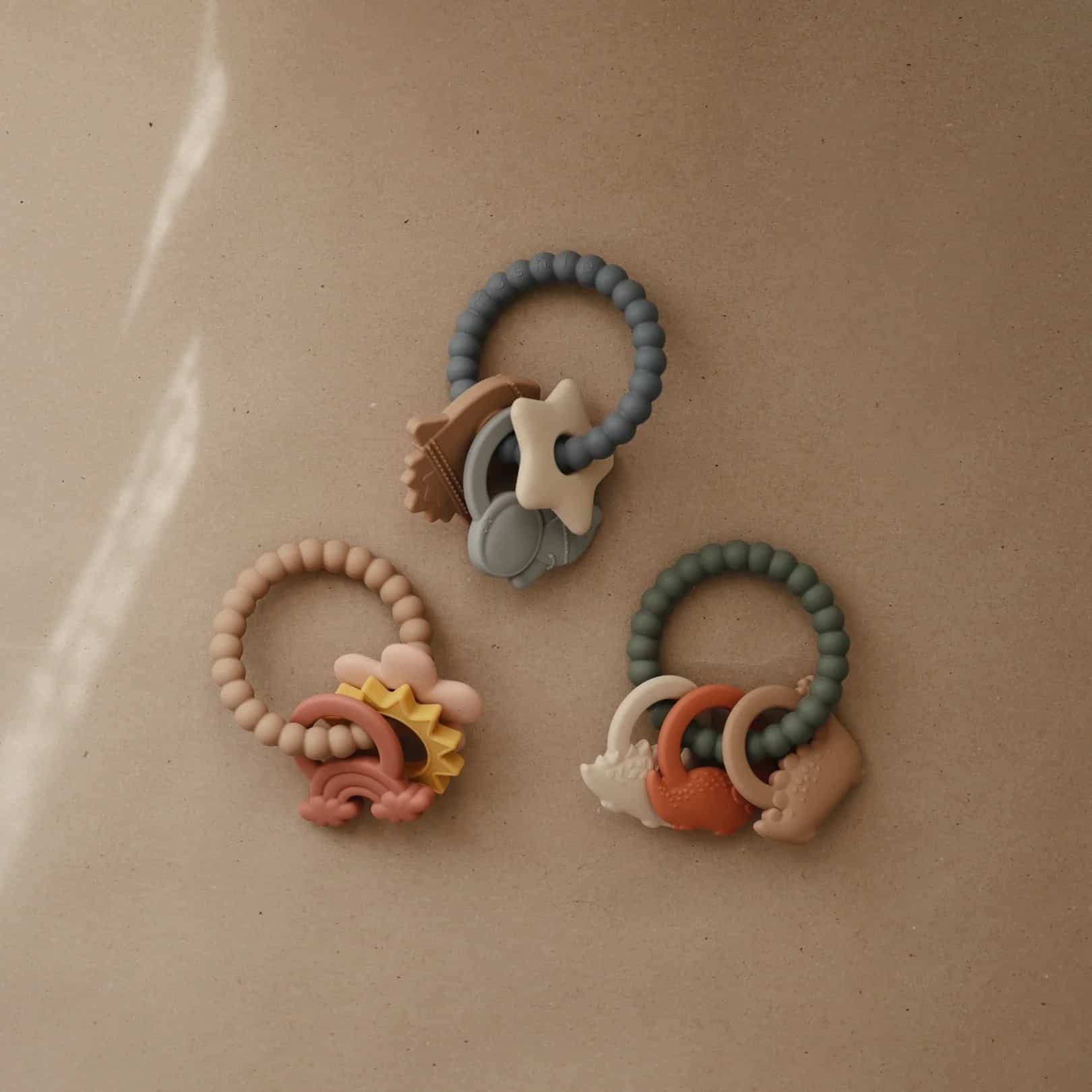 Mushie | Regenbogen-Beißring-Nude