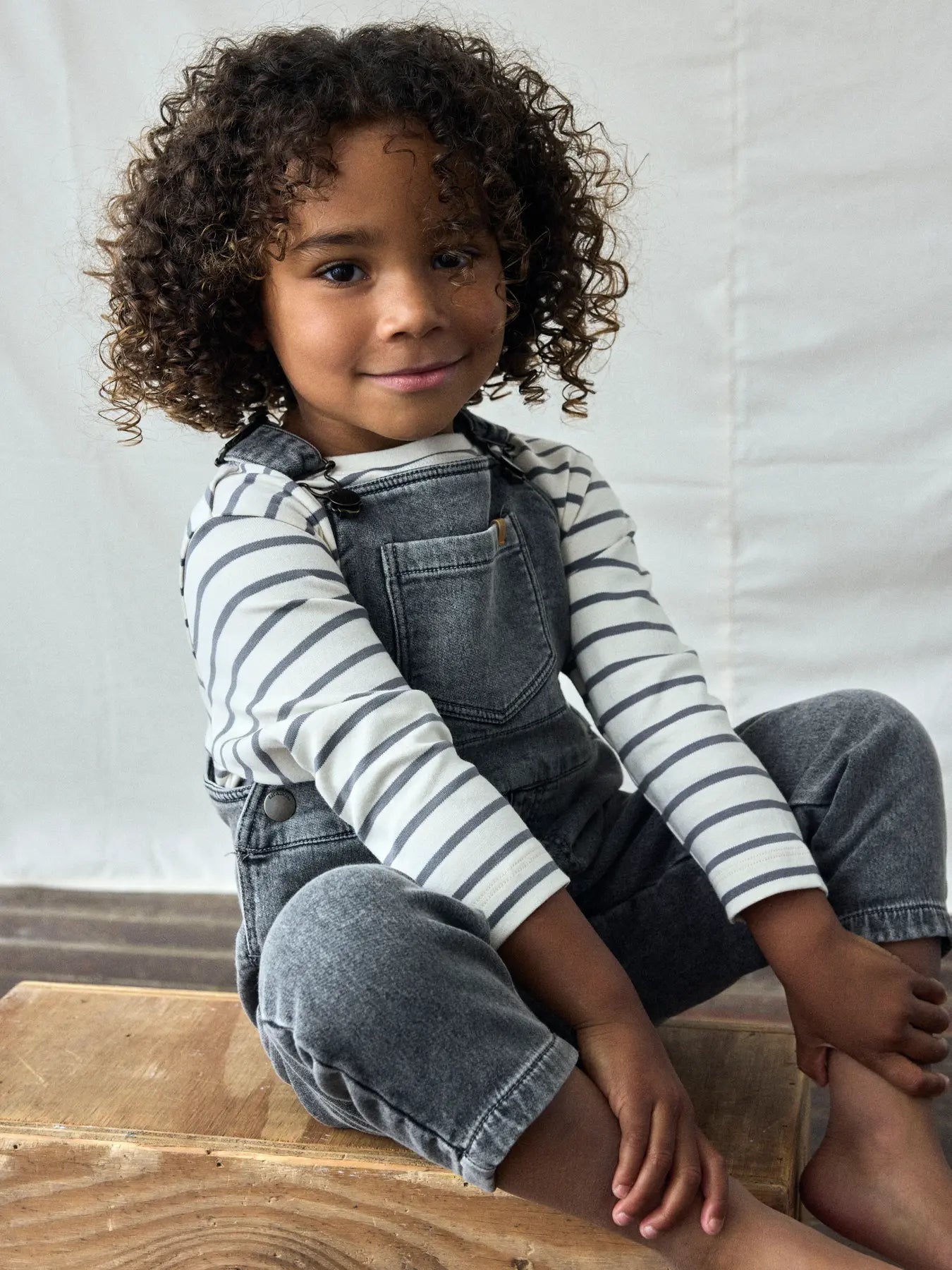 Lil Atelier | Lulia Latzhose aus grauem Denim