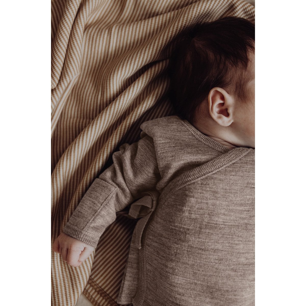 Finch & Fable Overslagtruitje Wolfleece Zand
