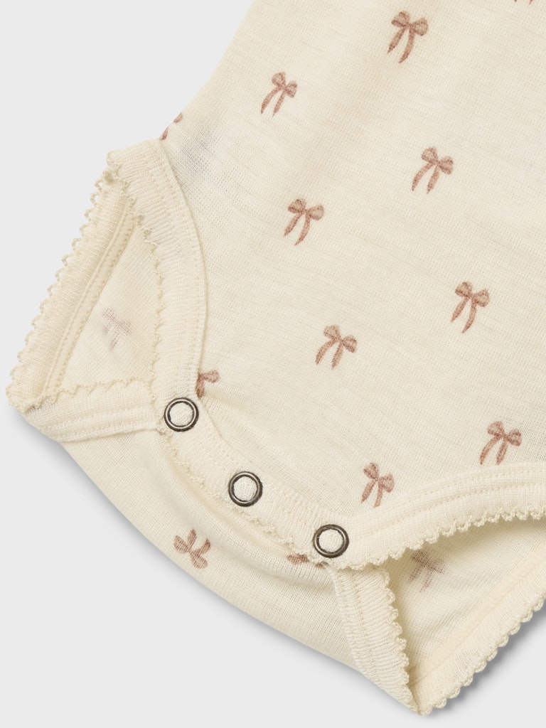 Lil Atelier | Strampler mit Nalu-Wollschleifen 