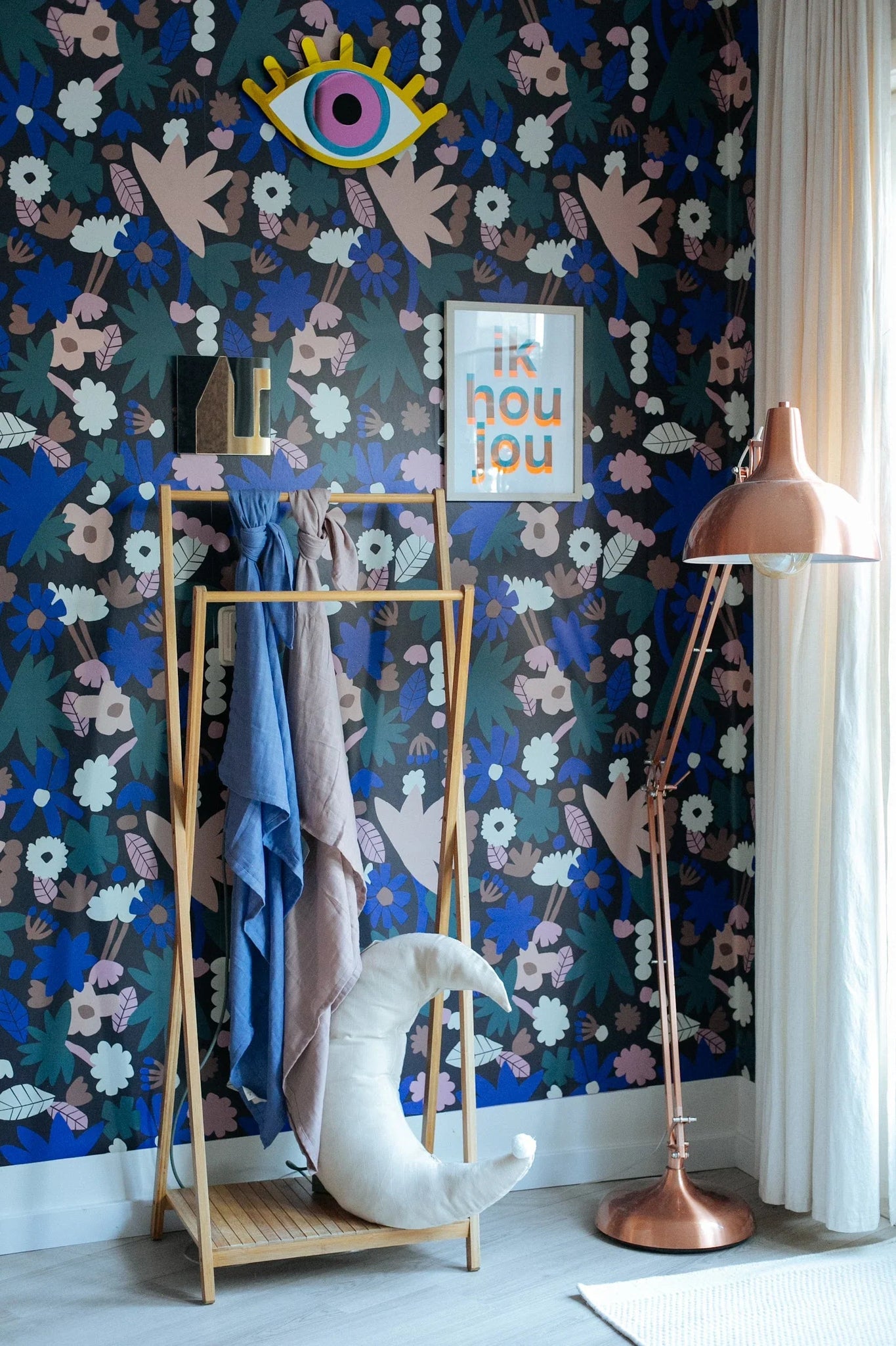 Behang Meet Me at the Wall - Flowerplay Dark - Natural Noord
