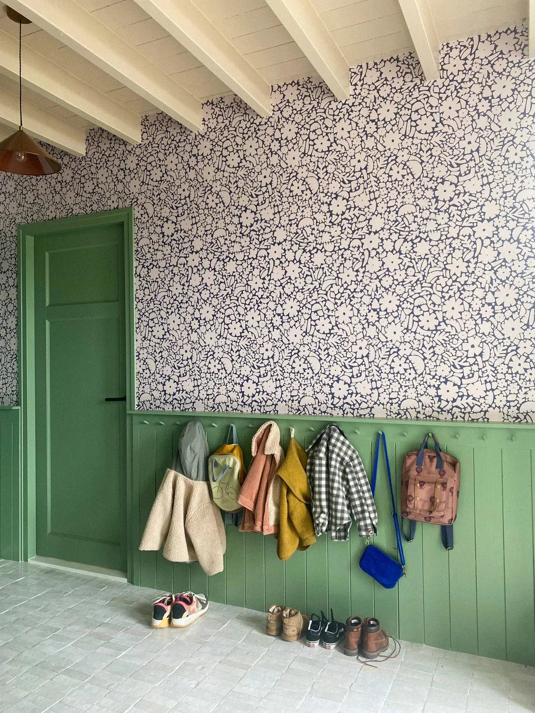 Behang Meet Me at the Wall - Flowerfield Blue - Naturel Noord 320cm