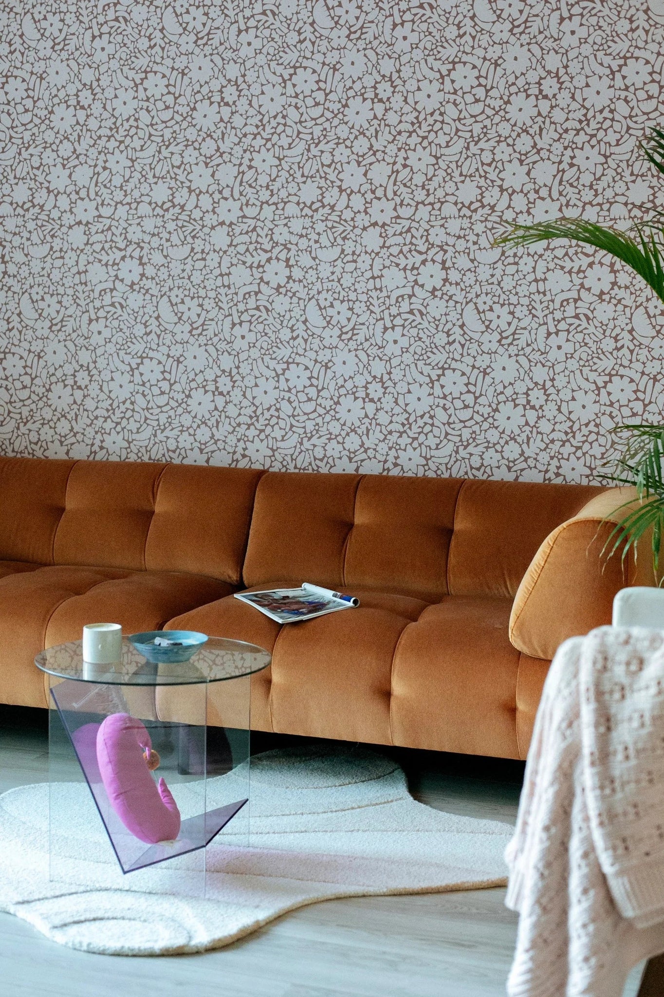 Behangstaal Meet Me at the Wall - Flowerfield Warm Taupe - Naturel Noord