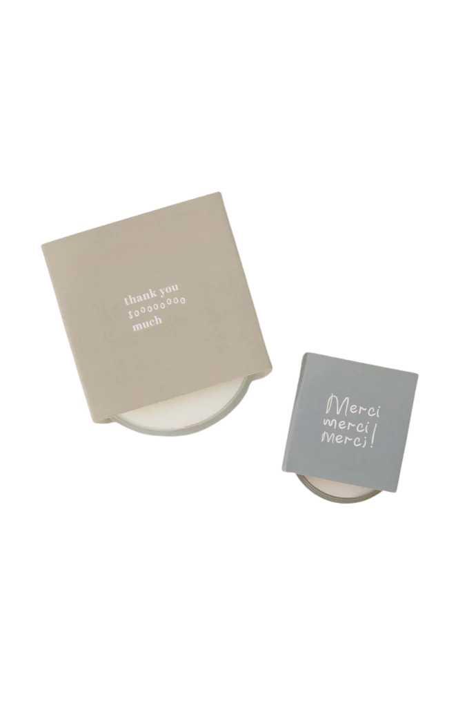 Zusss | Duftkerze in Geschenkpapier, weiß/graugrün