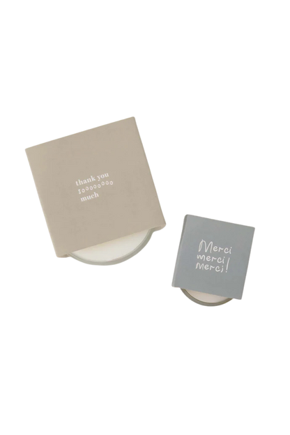 Zusss | Duftkerze in Geschenkpapier, weiß/graugrün