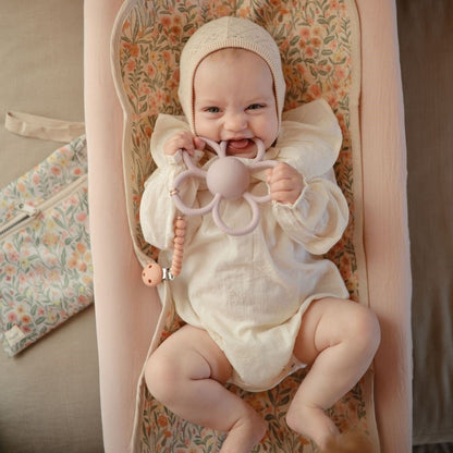 Mushie | Bijtspeeltje met rammelaar Daisy lila