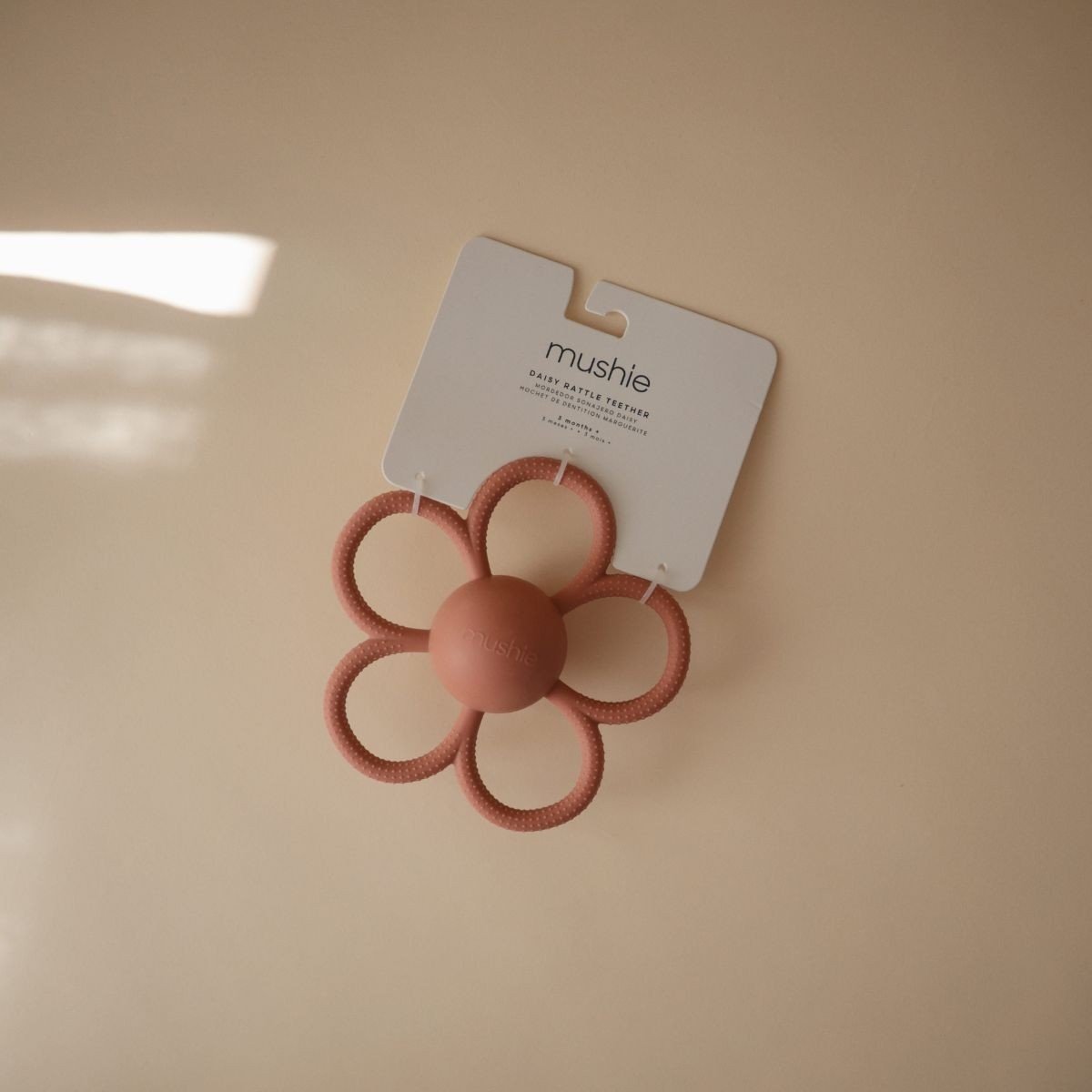 Mushie | Beißring mit Rassel, Gänseblümchenrosa