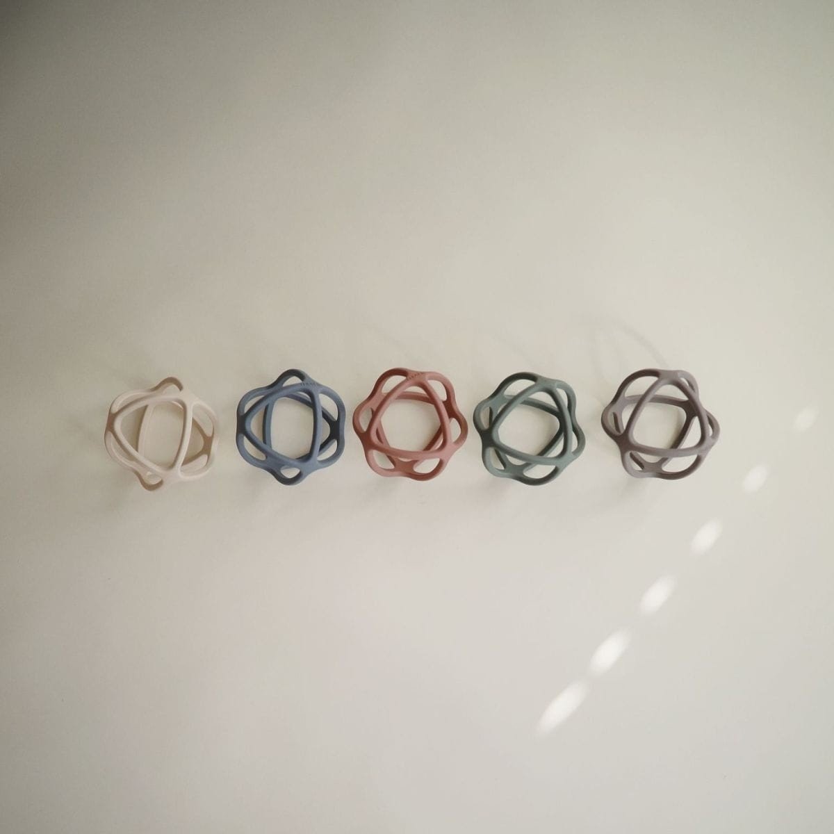 Mushie | Bijtspeeltje bal oud roze