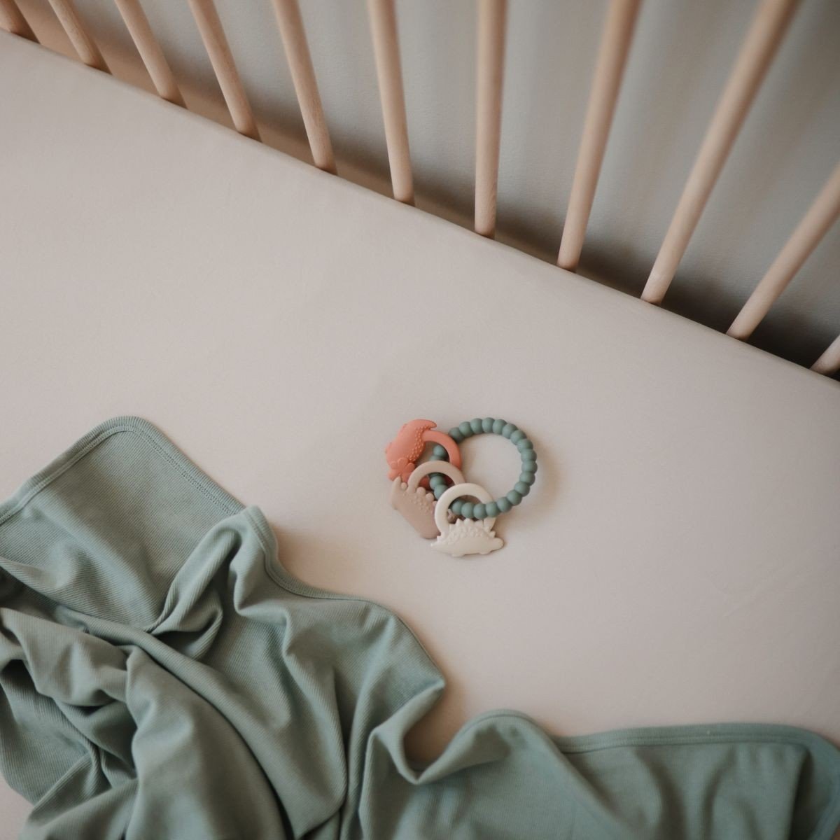 Mushie | Beißring Dino Grün