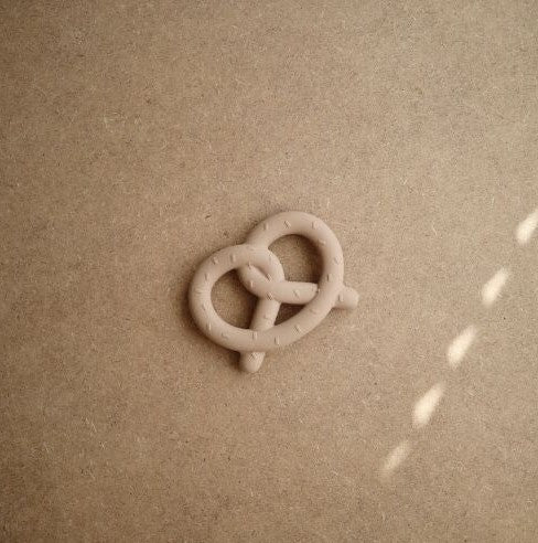 Mushie | Bijtspeeltje pretzel
