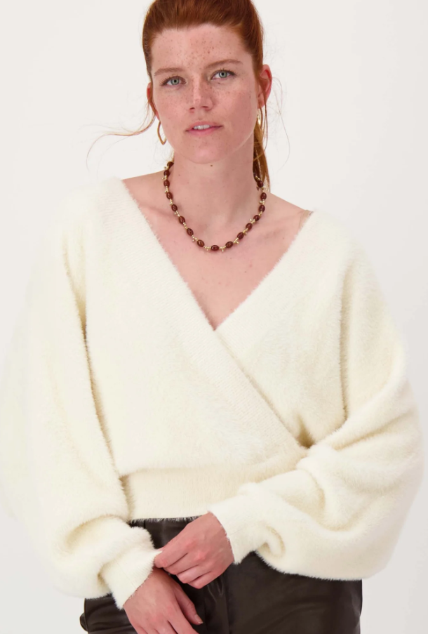 Zusss | Wickelpullover aus flauschigem, cremeweißem Garn