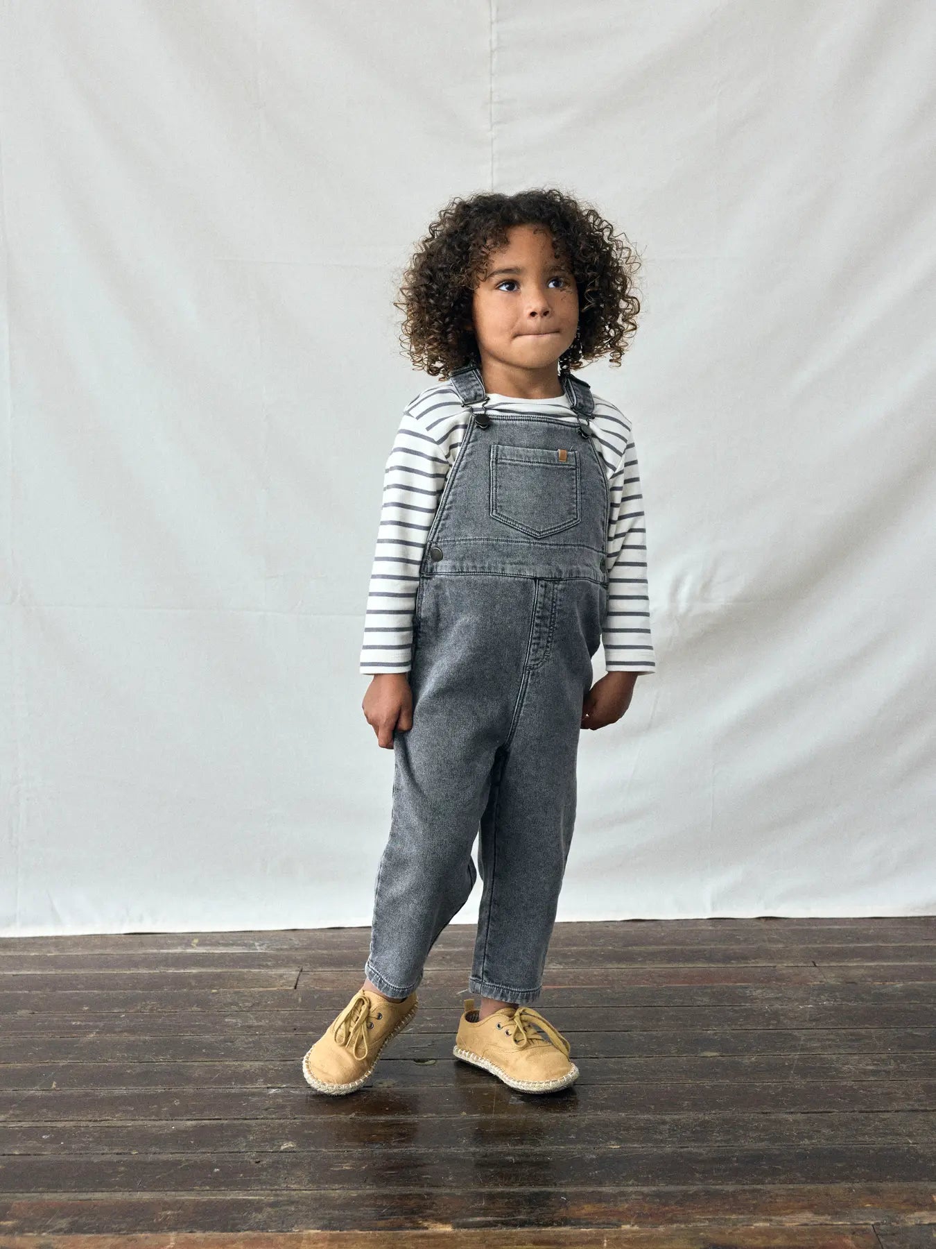 Lil Atelier | Lulia Latzhose aus grauem Denim